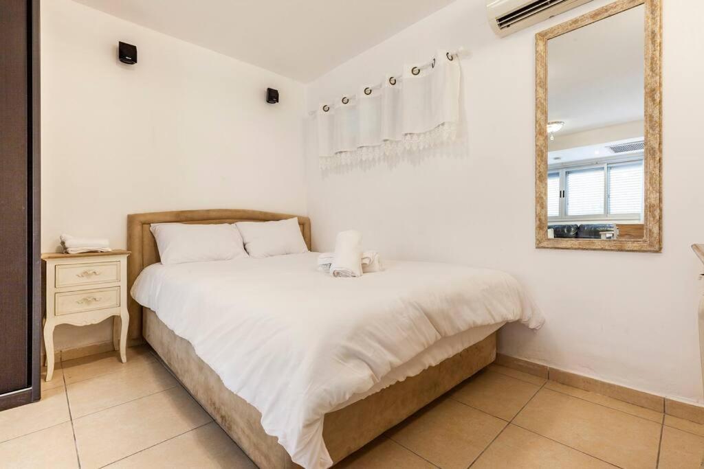 With Garden, 5 Min Walk To The Sea * Тель-Авив