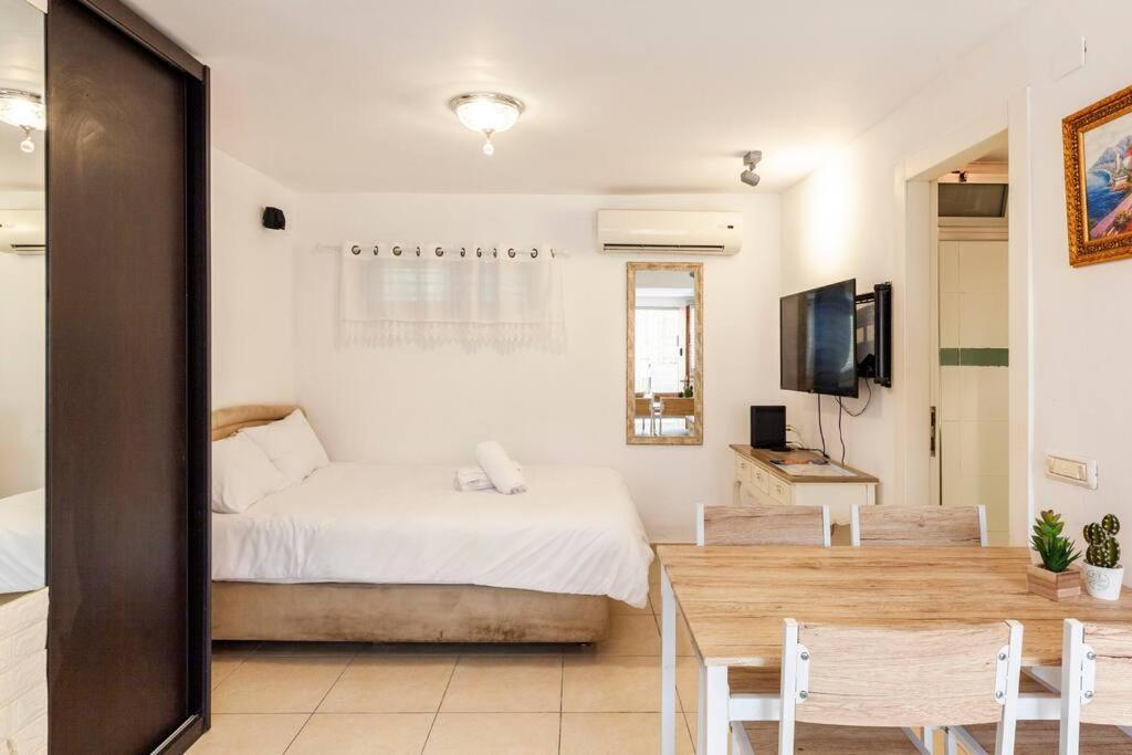 With Garden, 5 Min Walk To The Sea Тель-Авив