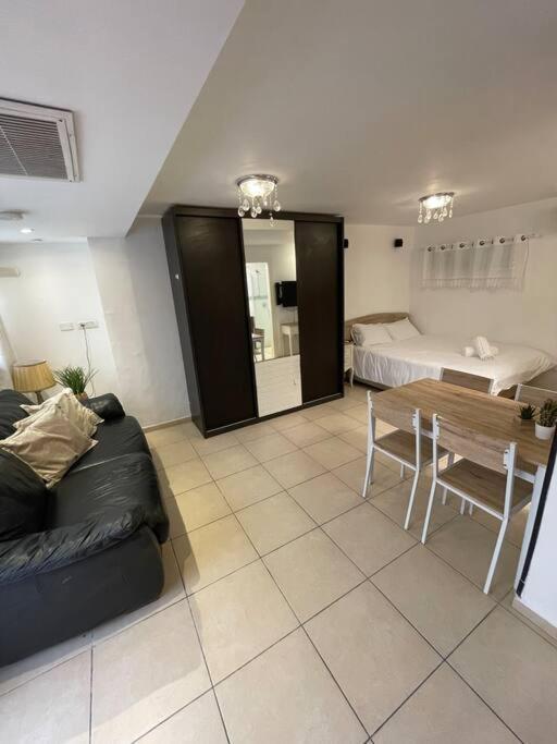 With Garden, 5 Min Walk To The Sea Apartment