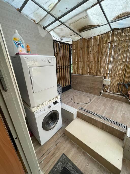 With Garden, 5 Min Walk To The Sea Apartment